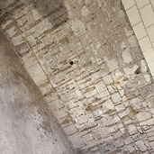 Mur en pierre piqué jusqu'à la maçonnerie saine