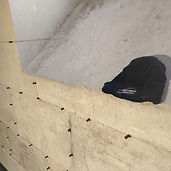 Injecteurs posés en quadrillage dans un mur