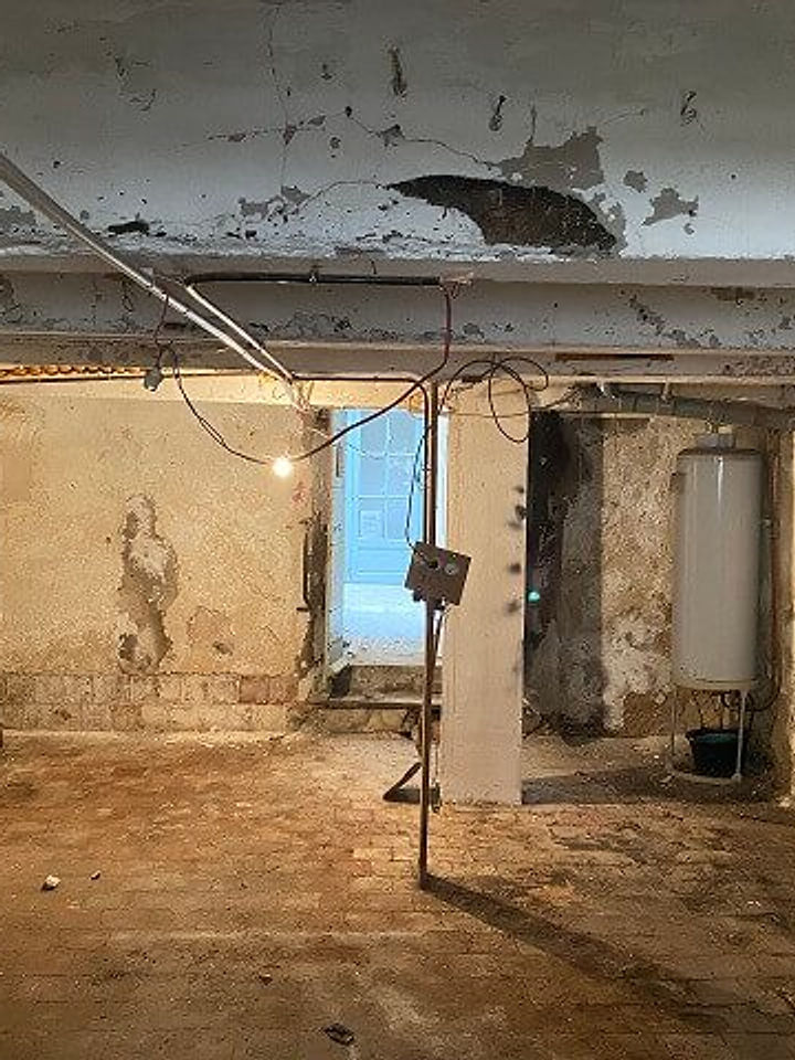 Chantier de traitement de la mérule : maçonnerie mise à nu