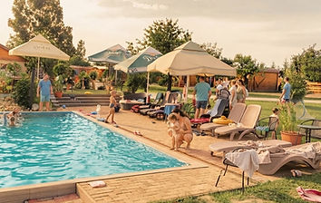 Szabadtéri medence fürdő vendégekkel