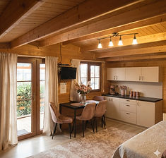 Apartman konyhasarokkal és étkezővel