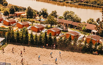 Sportpályák és ugrálóvár a vízparton