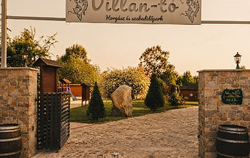 A park bejárata esküvő-dekorációval