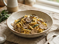 Illustrative Aufnahme: Tagliatelle mit Salbei-Butter und dunklen Wüstentrüffeln