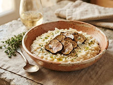 Illustrative Aufnahme: Cremiges Risotto mit dunklen Wüstentrüffeln und Parmesan