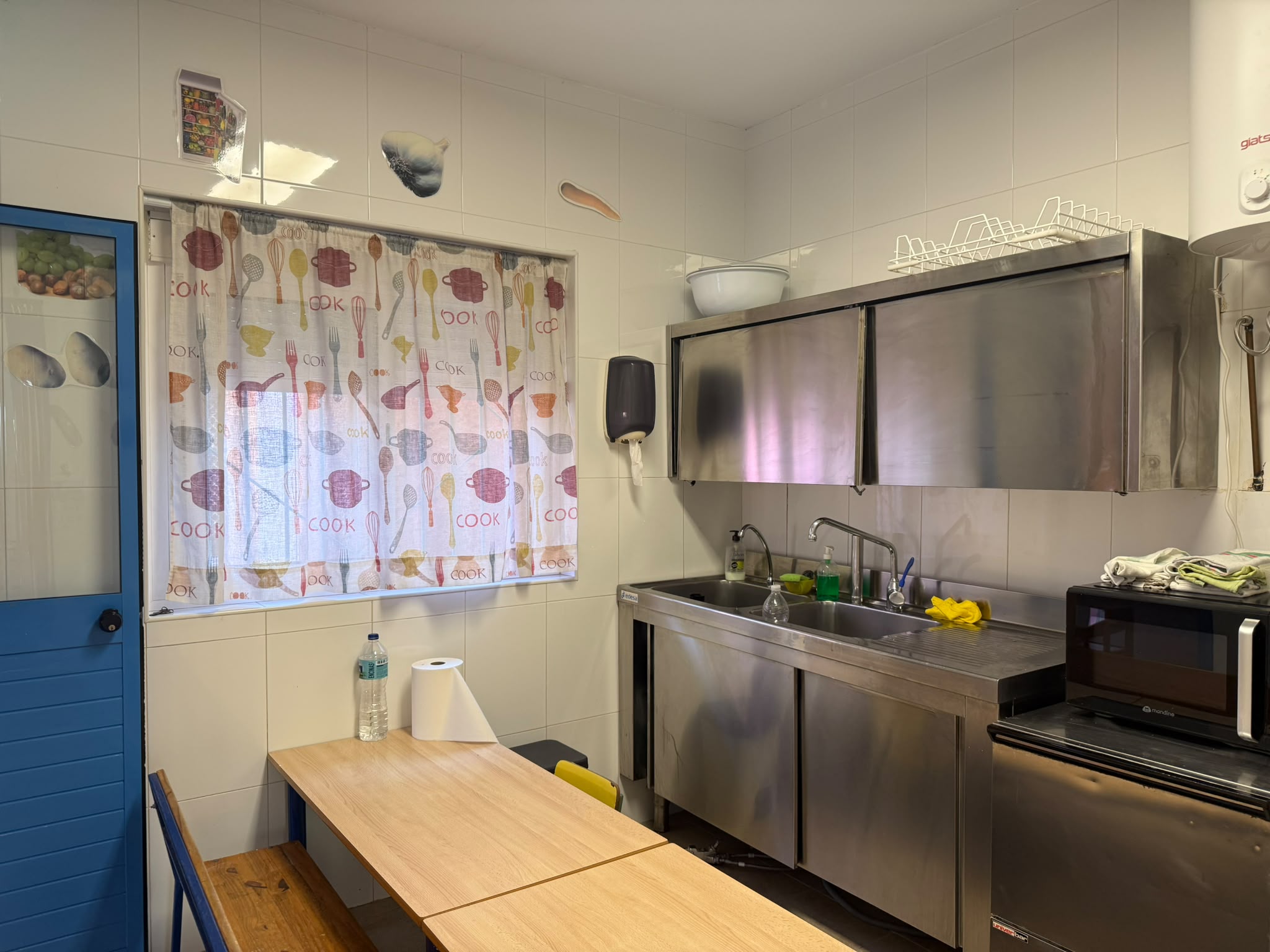 Cocina propia del jardín de infancia con zona de preparación y fregadero