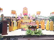 Lễ đài với băng rôn Tu Viện Bồ Đề Tâm