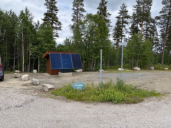 SoWin kraftstasjon ved en hytte med Til salgs-skilt fra DNB Eiendom i Gravåsen