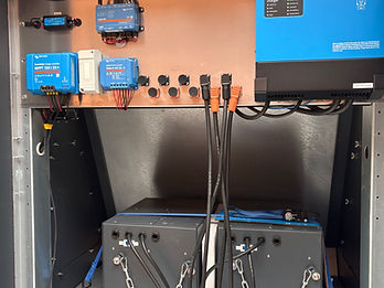 Interiør av SoWin kraftstasjon med Victron MultiPlus-II inverter, Cerbo GX og batterimoduler