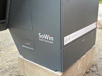 Nærbilde av SoWin Kraftstasjon med merking for 230V/400V tilkobling og litium-ion batterier