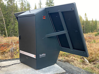 SoWin Kraftstasjon på betongplate med solcellepanel og skog i bakgrunnen