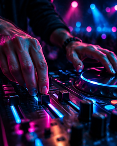 Manos del DJ sobre la consola de mezcla