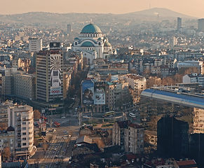 Ein Panoramablick über Belgrad und sein Flussufer