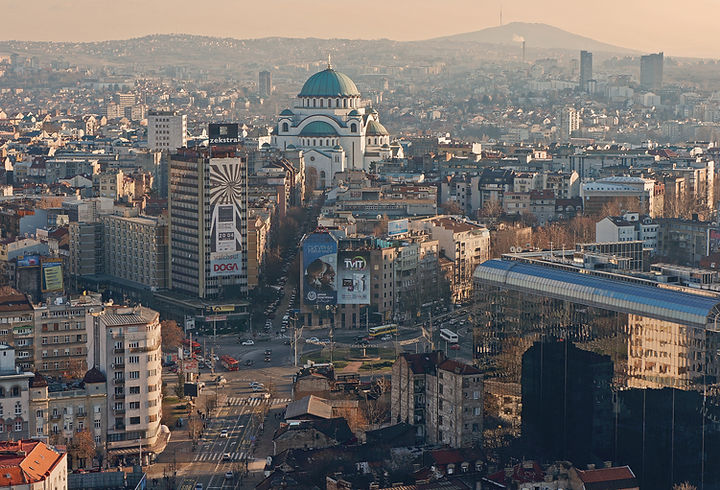 Ein Panoramablick über Belgrad und sein Flussufer
