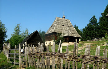 Traditionelle ländliche Architektur in Sirogojno, in Serbiens Region Zlatibor