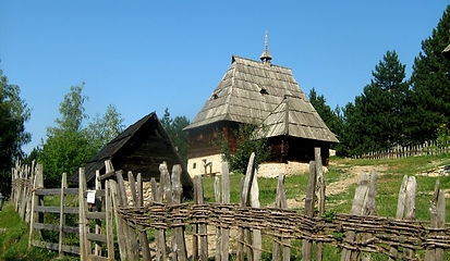Traditionelle ländliche Architektur in Sirogojno, in Serbiens Region Zlatibor
