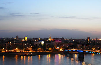 Novi Sad Skyline und die Donau in der Abenddämmerung, gesehen von der Festung Petrovaradin