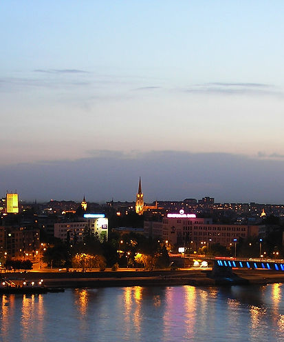 Novi Sad Skyline und die Donau in der Abenddämmerung, gesehen von der Festung Petrovaradin