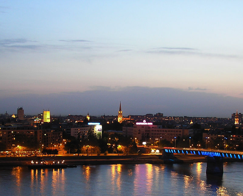 Novi Sad Skyline und die Donau in der Abenddämmerung, gesehen von der Festung Petrovaradin