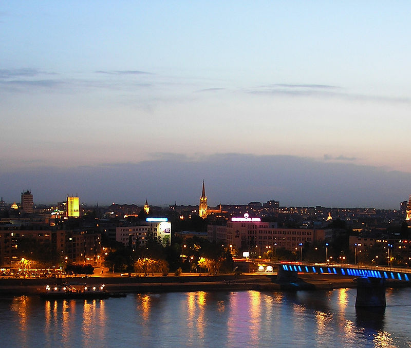 Novi Sad Skyline und die Donau in der Abenddämmerung, gesehen von der Festung Petrovaradin