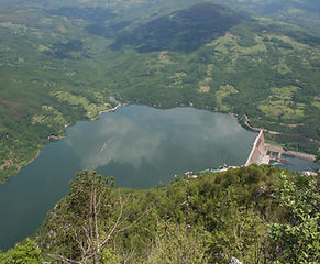 Bewaldete Berghänge und die Drina-Landschaft von Banjska Stena im Nationalpark Tara