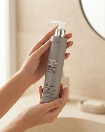 Masque Volume 250 ml – Hydratation & Volume Anti-Frisottis en utilisation