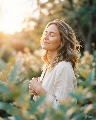 Femme apaisée dans la lumière naturelle