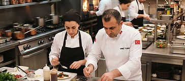 İstanbul catering ve yemek hizmeti mutfağında hazırlanan kurumsal yemek menüleri