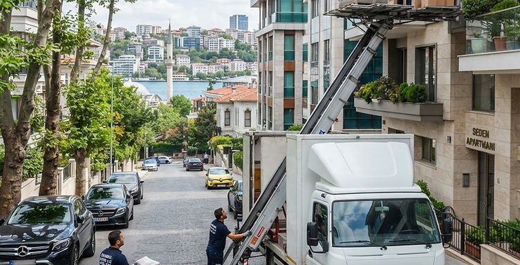 İstanbul'da modern bir site önünde profesyonel evden eve nakliyat ekibi ve taşıma aracı