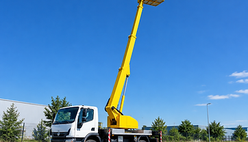 LKW-Arbeitsbühne mit ausgefahrenem Ausleger auf einer Straße in Ehingen