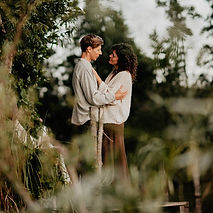 Grow in Love couples therapy, a couple standing face to face outdoors surrounded by soft-focus greenery, guided by Sebastiaan Gamelkoorn to reconnect and grow in love through relatietherapie in the Netherlands (growinlove-relatietherapie.jpg)