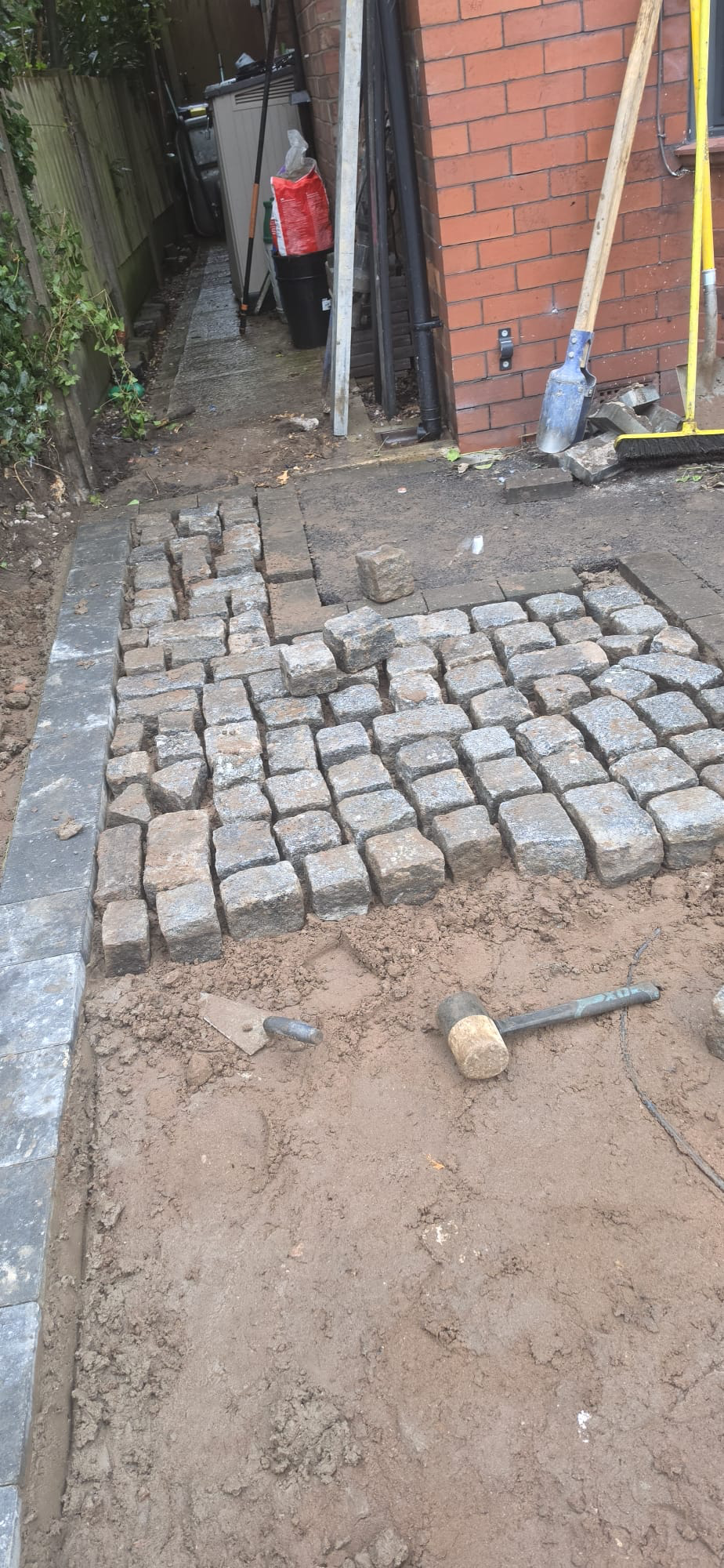 Cable natural stone setts with charcoal border