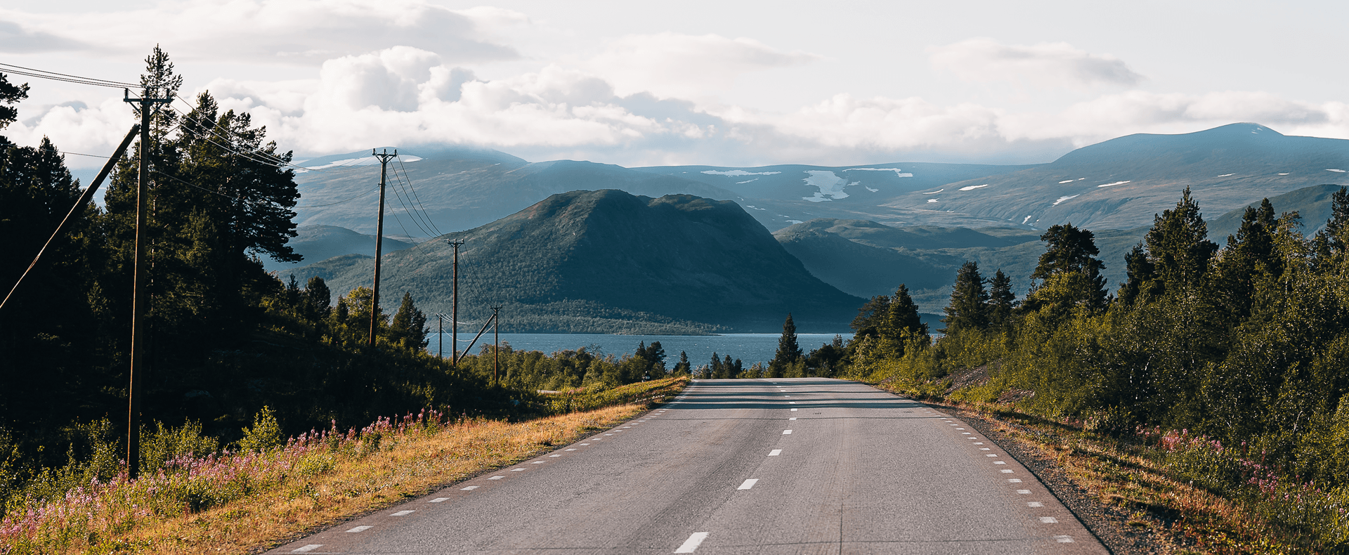 Landsväg som leder in mot fjällvärlden i svenska Lappland