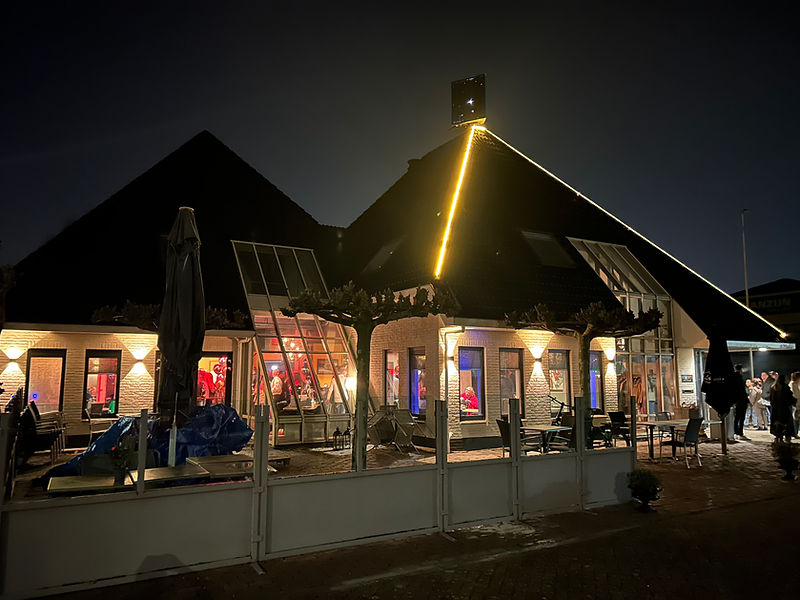 Alkmaarse Poort bij avond met warme verlichting