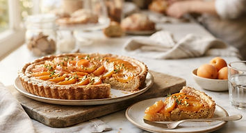 Tarte aux fruits de saison sur un comptoir en marbre