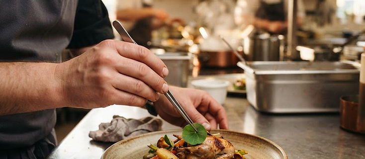 Chef dressant une assiette en cuisine