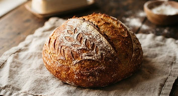 Pain au levain à la croûte dorée posé sur un linge de lin