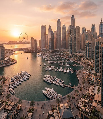 Nieruchomości Dubai Marina — panorama nadwodnej dzielnicy przy zachodzie słońca