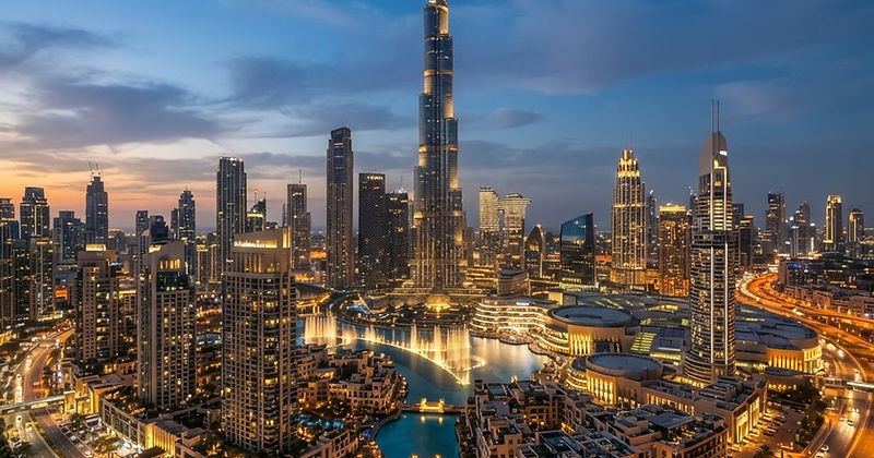 Nieruchomości Downtown Dubai — Burj Khalifa i wieże centrum o zmierzchu