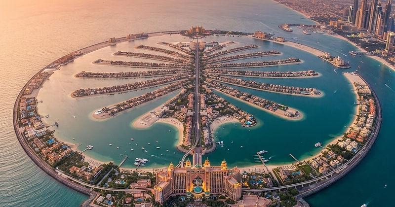 Nieruchomości Palm Jumeirah — widok z lotu ptaka na palma i Atlantis o zachodzie słońca
