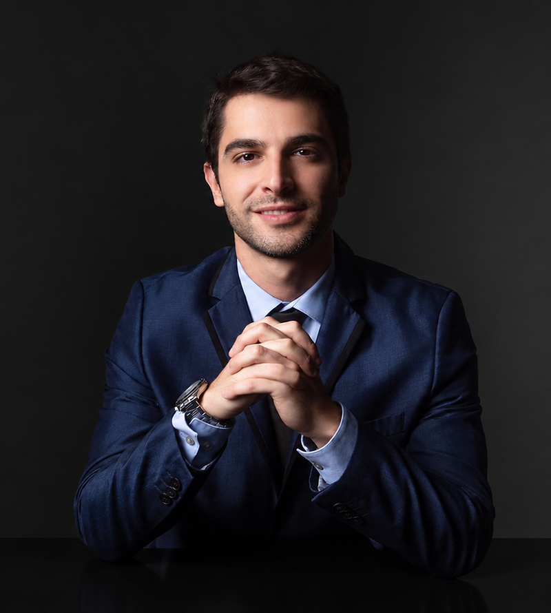 Dr. Henrique Cunha Vieira em estúdio, urologista especialista em fertilidade masculina.
