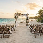Boda simbólica en la playa con ambientación caribeña