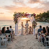 Boda en la playa con palapa y flores
