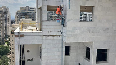 סנפלינג או פיגום חשמלי? איך בוחרים את הפתרון הנכון לבניין