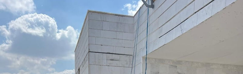 תמונת רקע: סנפלינג או פיגום חשמלי? איך בוחרים את הפתרון הנכון לבניין
