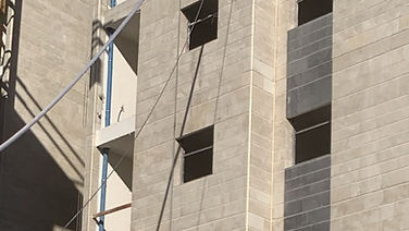פיגום חשמלי בעבודה על חזית אבן