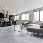 Piso vinílico Tarkett Linha Essence 30, cor Sienito, aplicado em ambiente