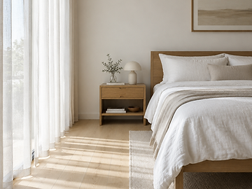 Quarto com piso laminado em tom claro e roupa de cama em linho branco