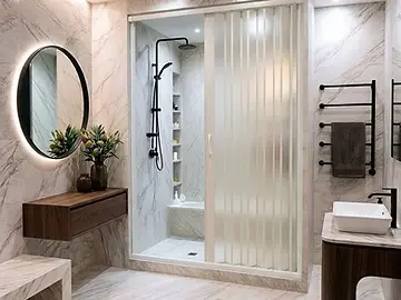 Box de vidro de correr em mármore claro com perfil discreto e ducha preta