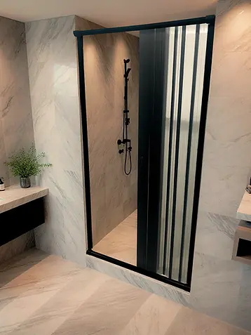 Box de vidro dobrável com perfil preto em banheiro com revestimento claro